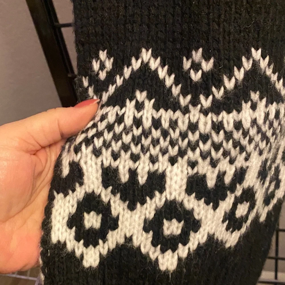 Old Navy Black and White Knit Scarf